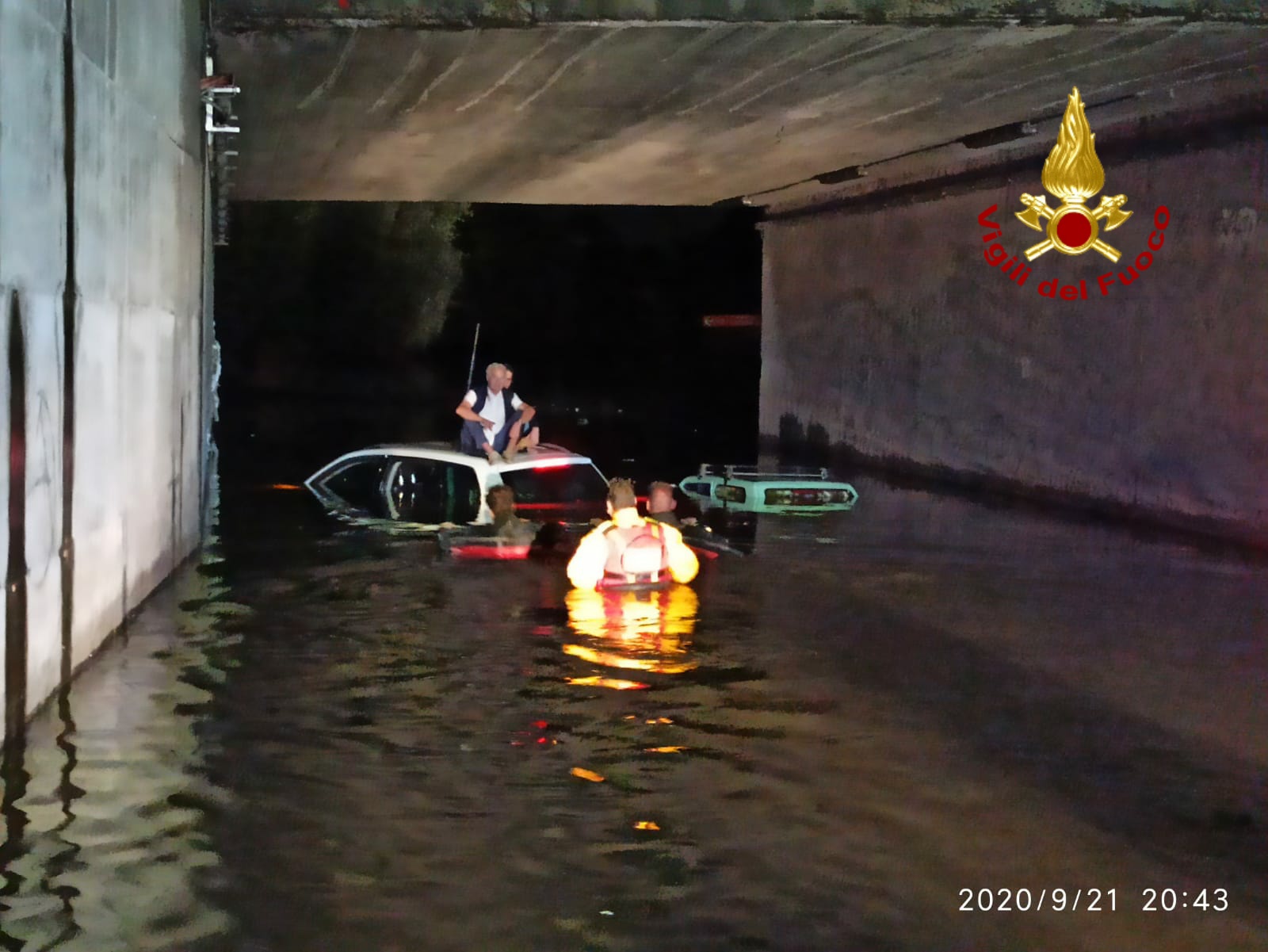 I VIGILI DEL FUOCO SALVANO DUE PERSONE INTRAPPOLATE A VALCORRENTE IN UN SOTTOPASSAGGIO