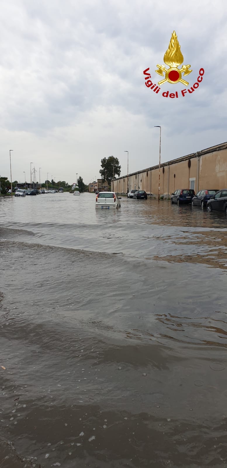 Maltempo in provincia di Catania, allagamenti e auto in panne