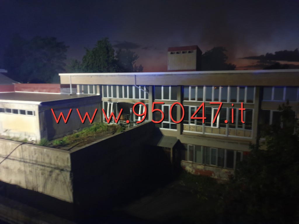 INCENDIO ALLA SCUOLA DON MILANI DI PATERNÒ IERI SERA, PROBABILE INCENDIO DOLOSO