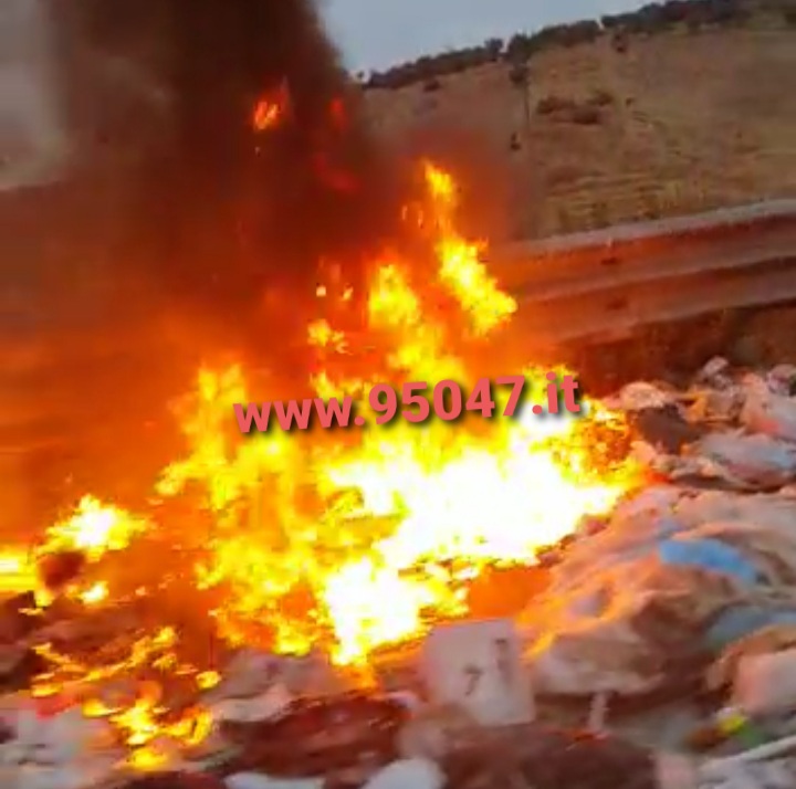 IGNOTI ENTRANO IN AZIONE IN VIA BALATELLE: IN FIAMME UNA DISTESA DI RIFIUTI