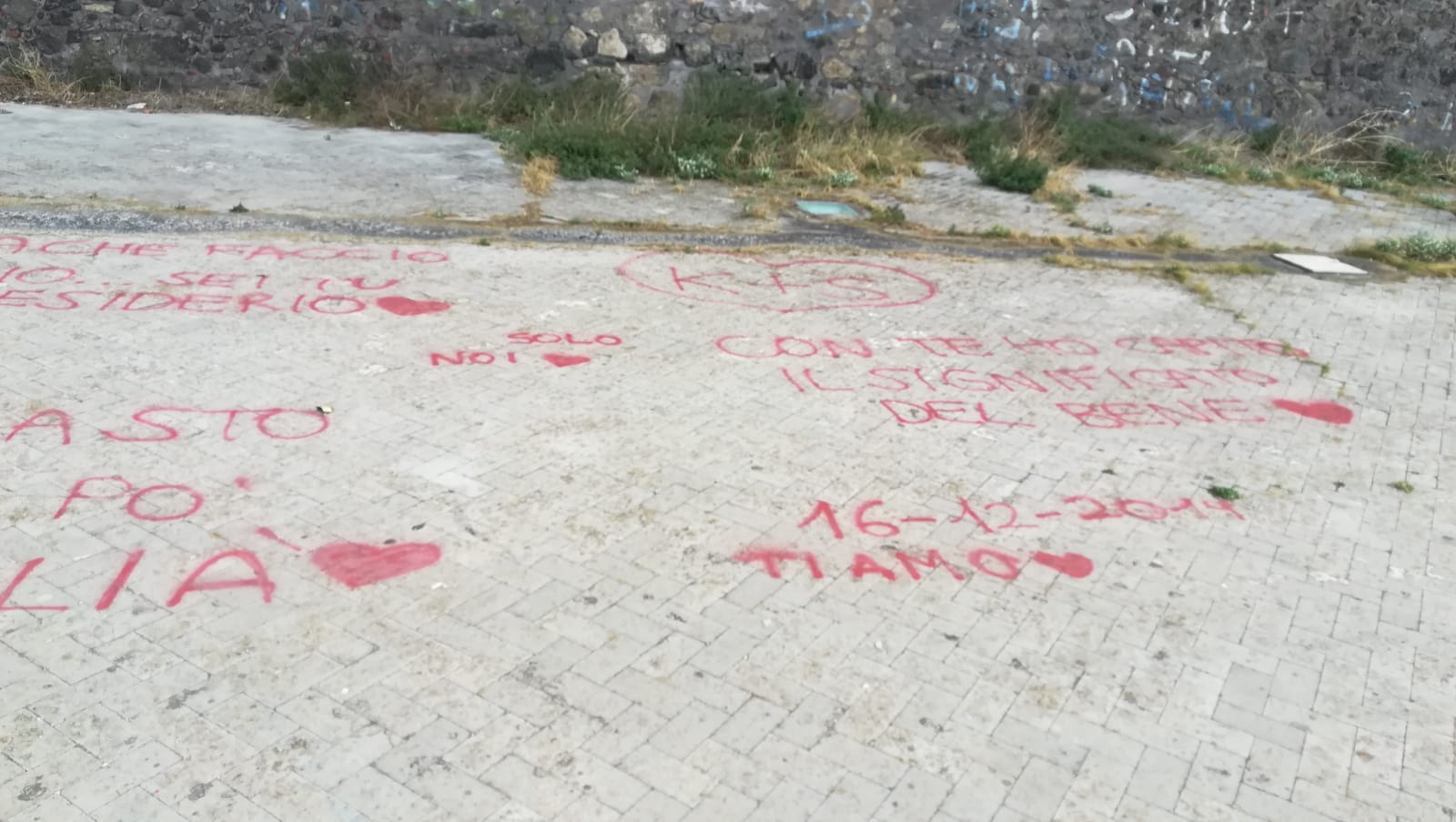 PATERNO'- VANDALO "INNAMORATO" SULLA COLLINA STORICA