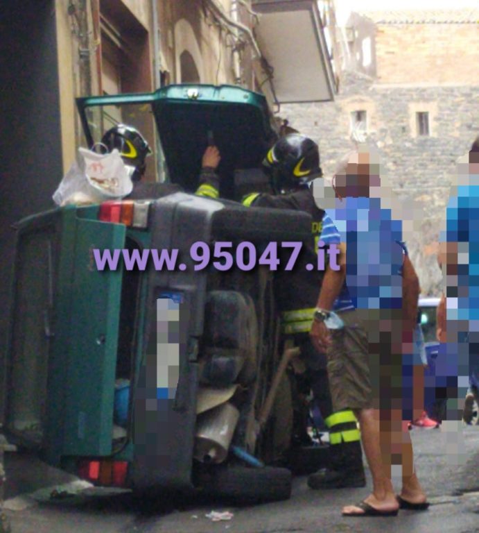PATERNO': AUTO SI RIBALTA SU UN LATO IN VIA DUCA DEGLI ABRUZZI, FERITO