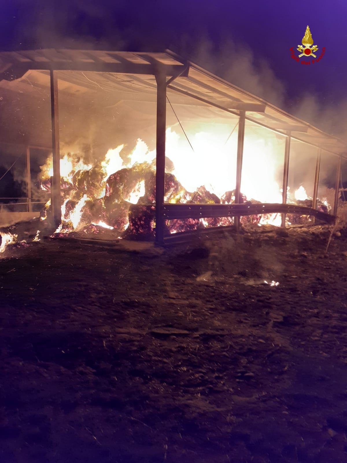 IN FIAMME UN FIENILE A VIZZINI: PROBABILE AZIONE DOLOSA