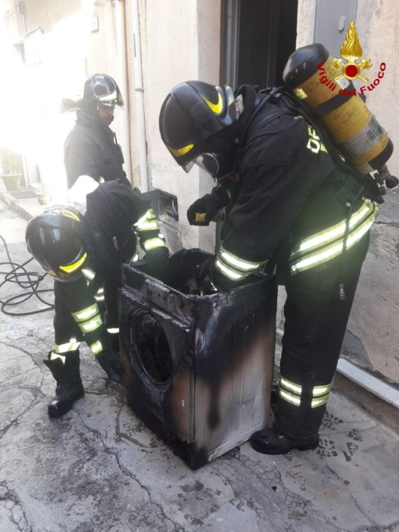 PATERNO': LAVATRICE A FUOCO, INCENDIO IN UNA ABITAZIONE IN VIA PASCOLI