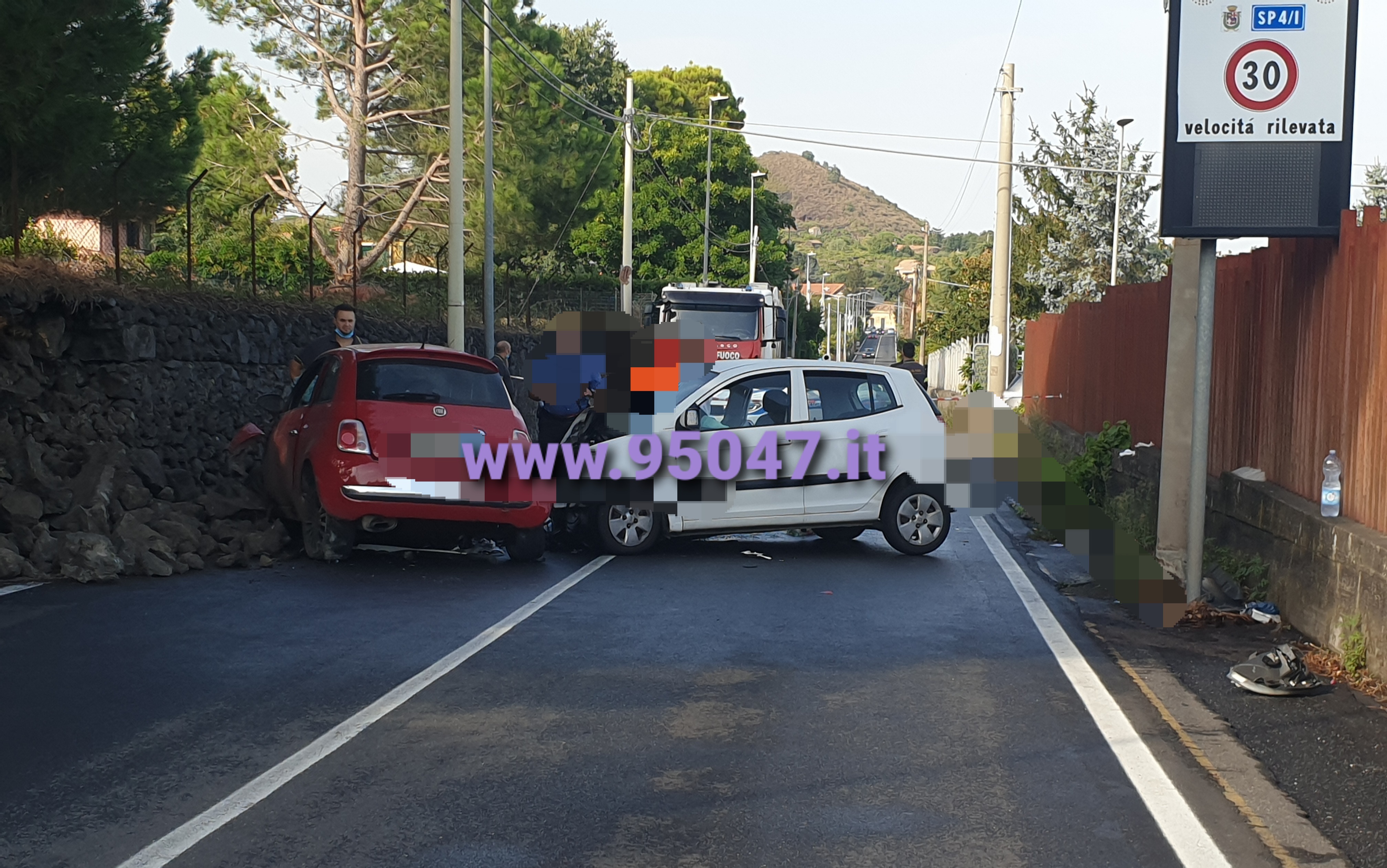 VIAGRANDE: SCONTRO TRA DUE AUTO: 5 FERITI, UNO IN GRAVISSIME CONDIZIONI