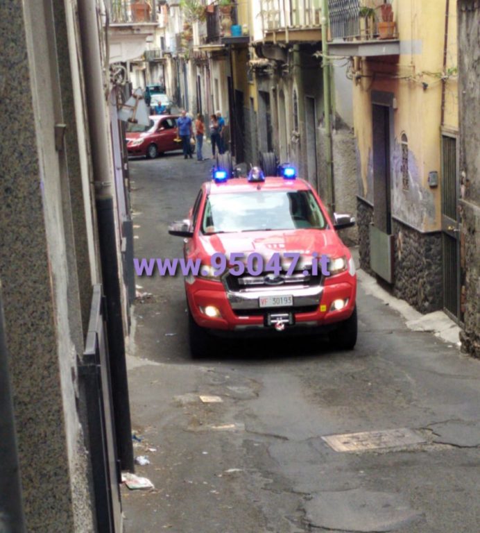 AUTO SI RIBALTA SU UN LATO IN VIA DUCA DEGLI ABRUZZI A PATERNO', FERITO