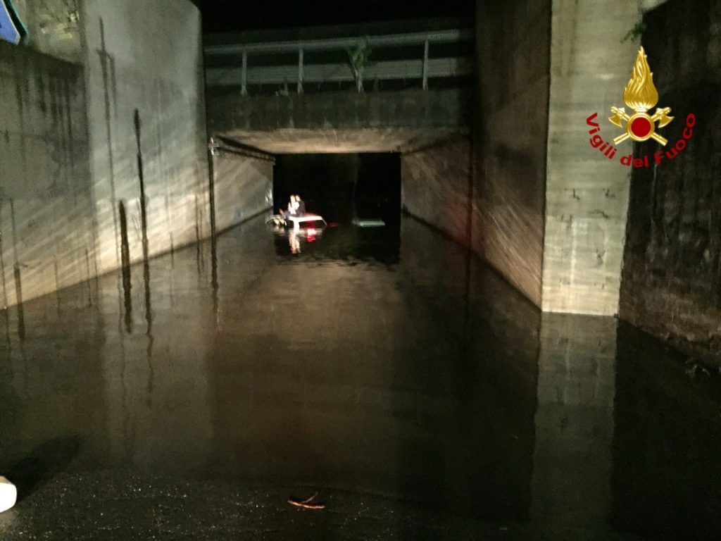 I VIGILI DEL FUOCO SALVANO DUE PERSONE INTRAPPOLATE A VALCORRENTE IN UN SOTTOPASSAGGIO