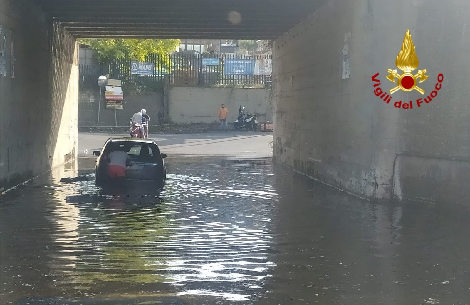 I SOMMOZZATORI SALVANO UN RAGAZZO INTRAPPOLATO NELL'AUTO A PIANO TAVOLA