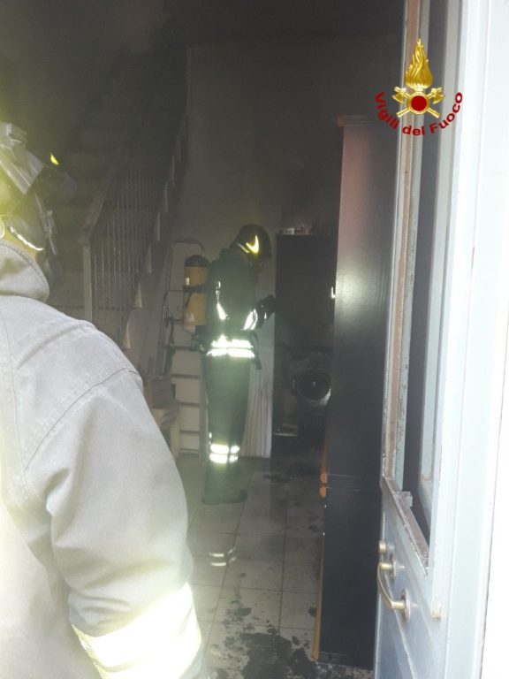 PATERNO': LAVATRICE A FUOCO, INCENDIO IN UNA ABITAZIONE IN VIA PASCOLI
