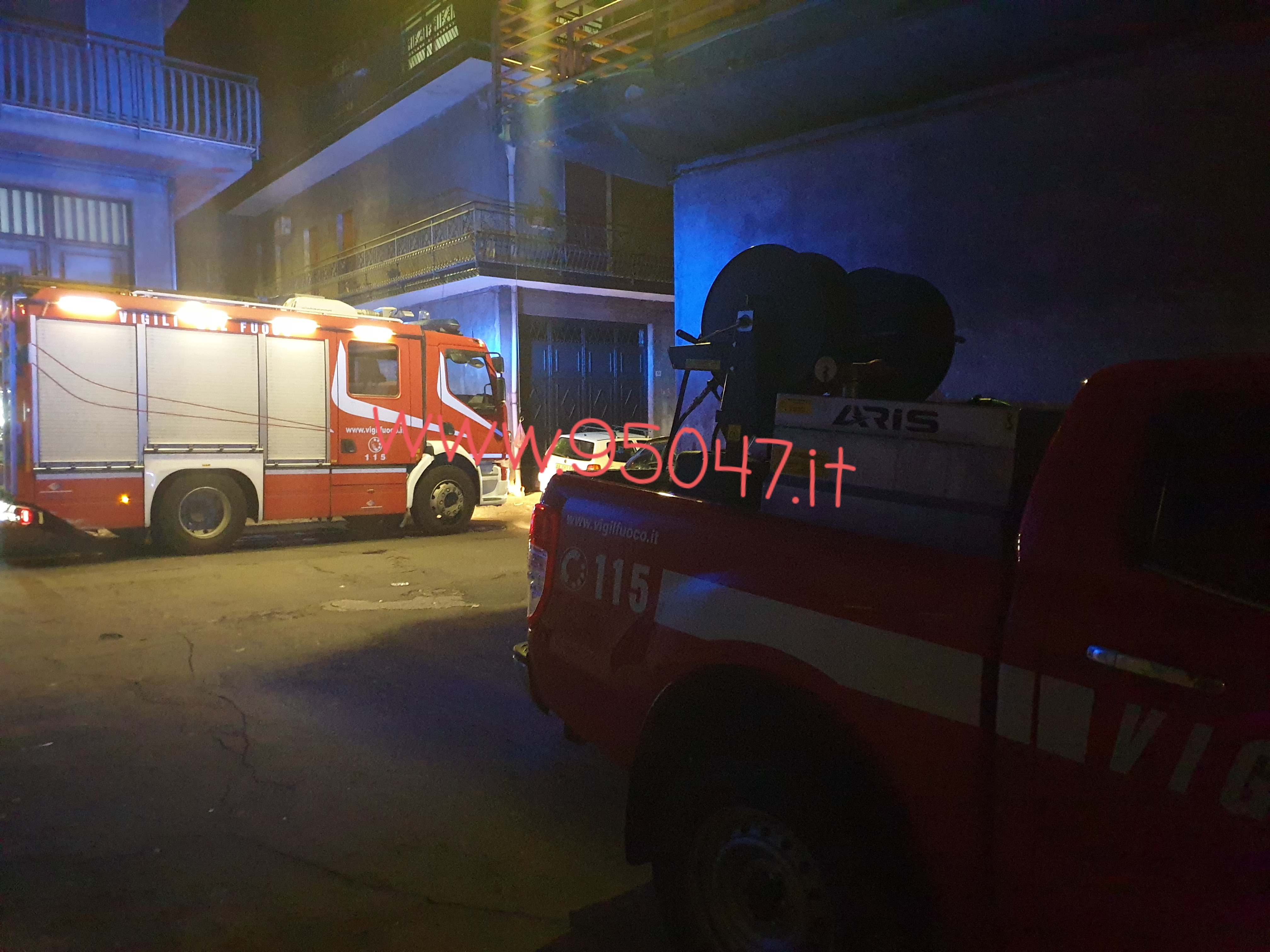 PATERNÒ: FIAMME NEL VANO LAVANDERIA DI UN APPARTAMENTO, INTERVENTO DEI VVF