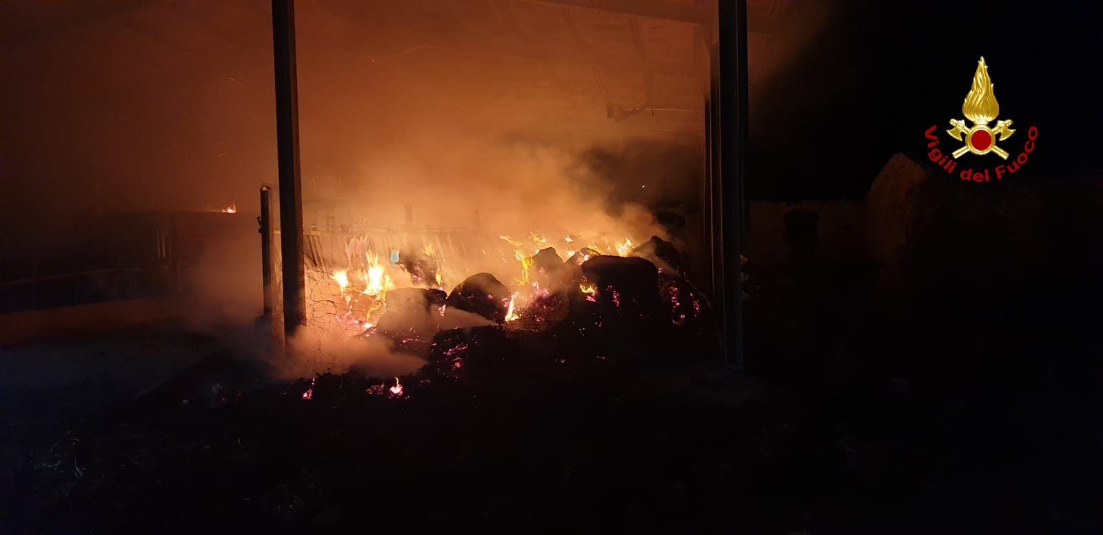 IN FIAMME UN FIENILE A VIZZINI: PROBABILE AZIONE DOLOSA