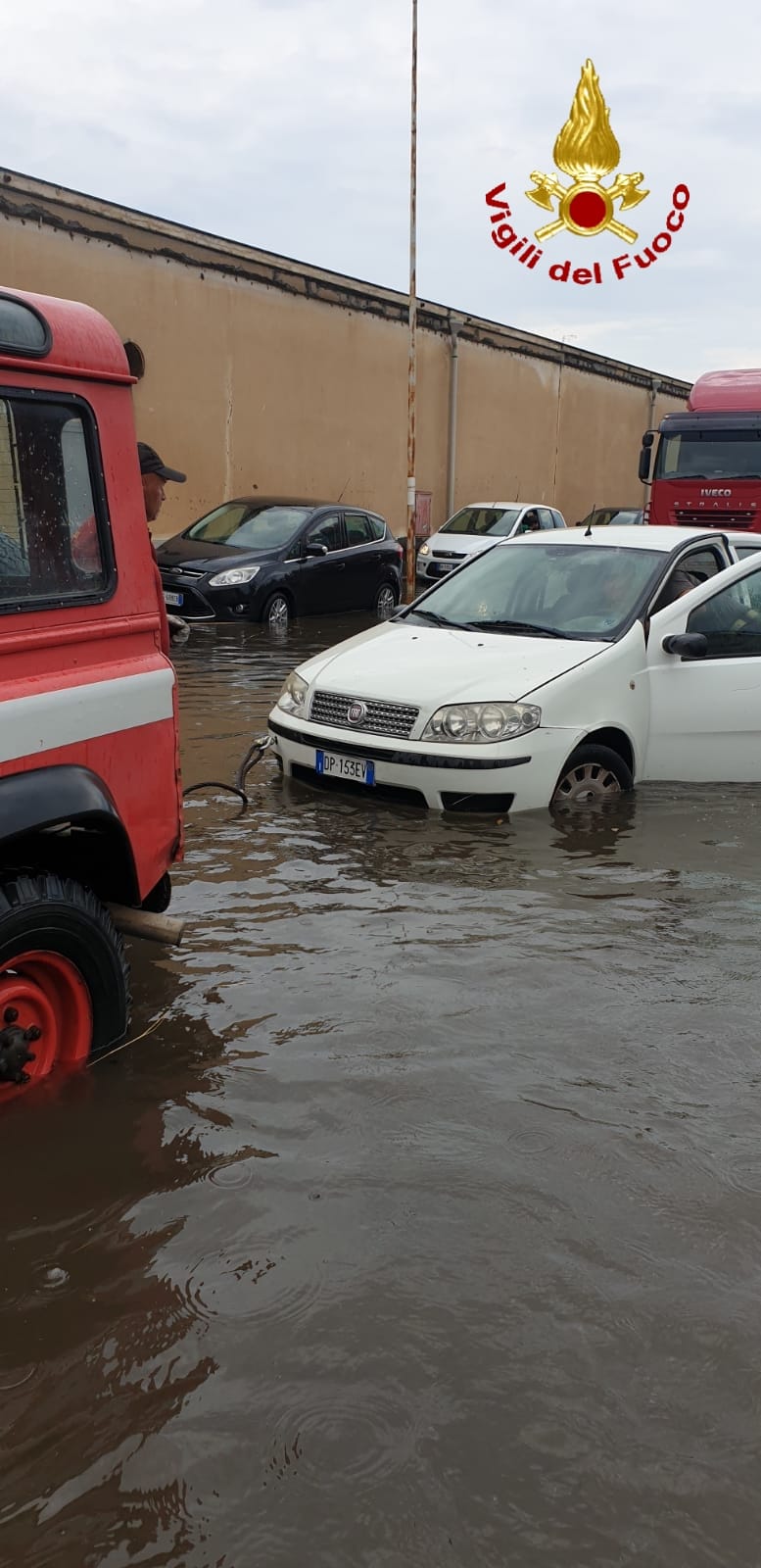 Maltempo in provincia di Catania, allagamenti e auto in panne
