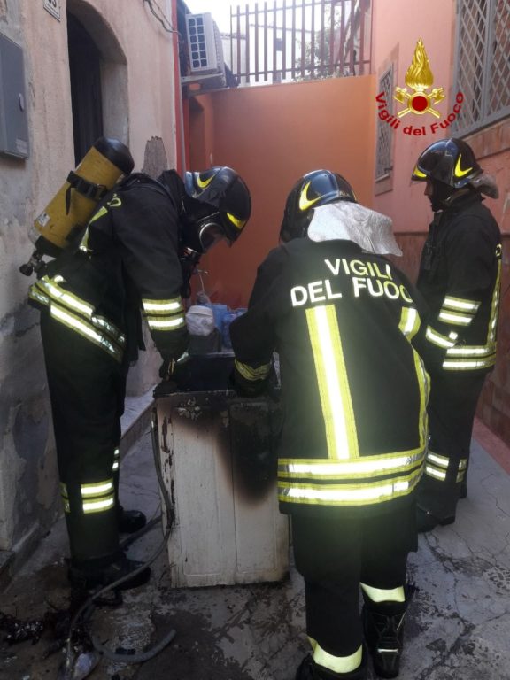 PATERNO': LAVATRICE A FUOCO, INCENDIO IN UNA ABITAZIONE IN VIA PASCOLI