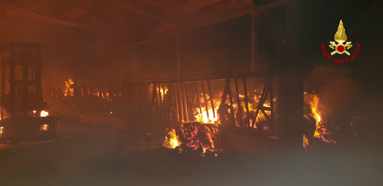 IN FIAMME UN FIENILE A VIZZINI: PROBABILE AZIONE DOLOSA