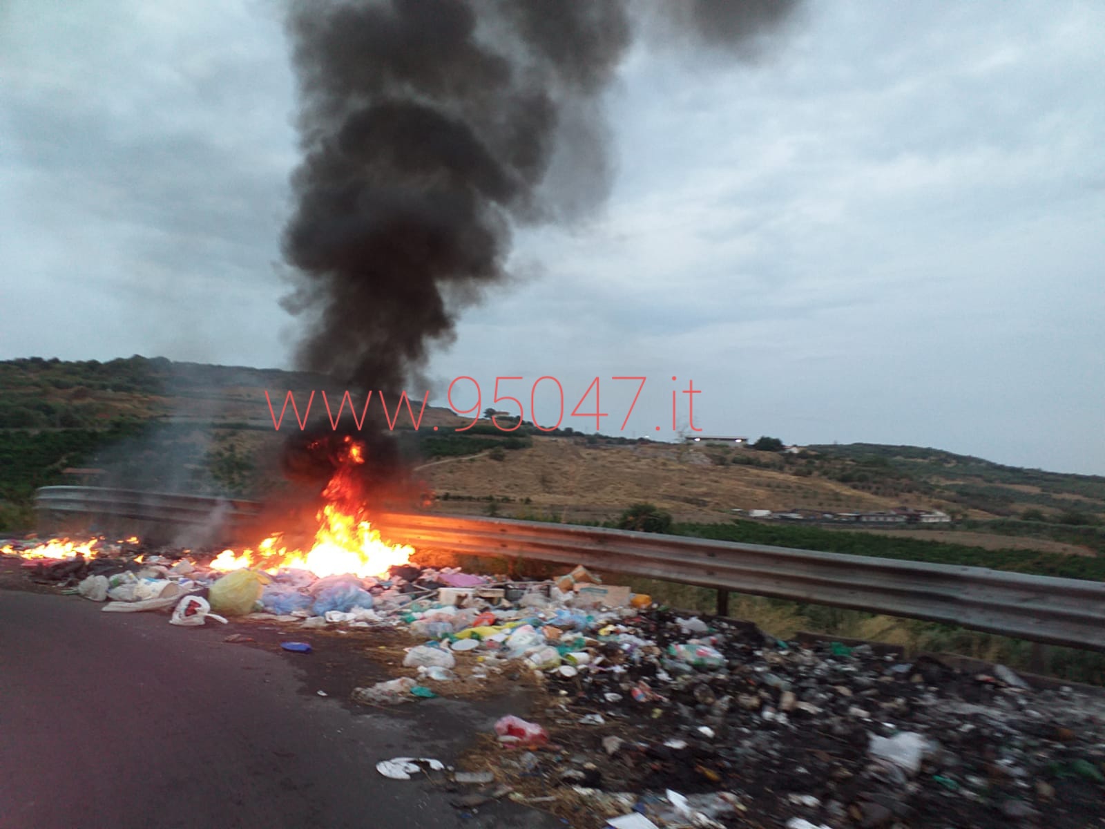 IGNOTI ENTRANO IN AZIONE IN VIA BALATELLE: IN FIAMME UNA DISTESA DI RIFIUTI