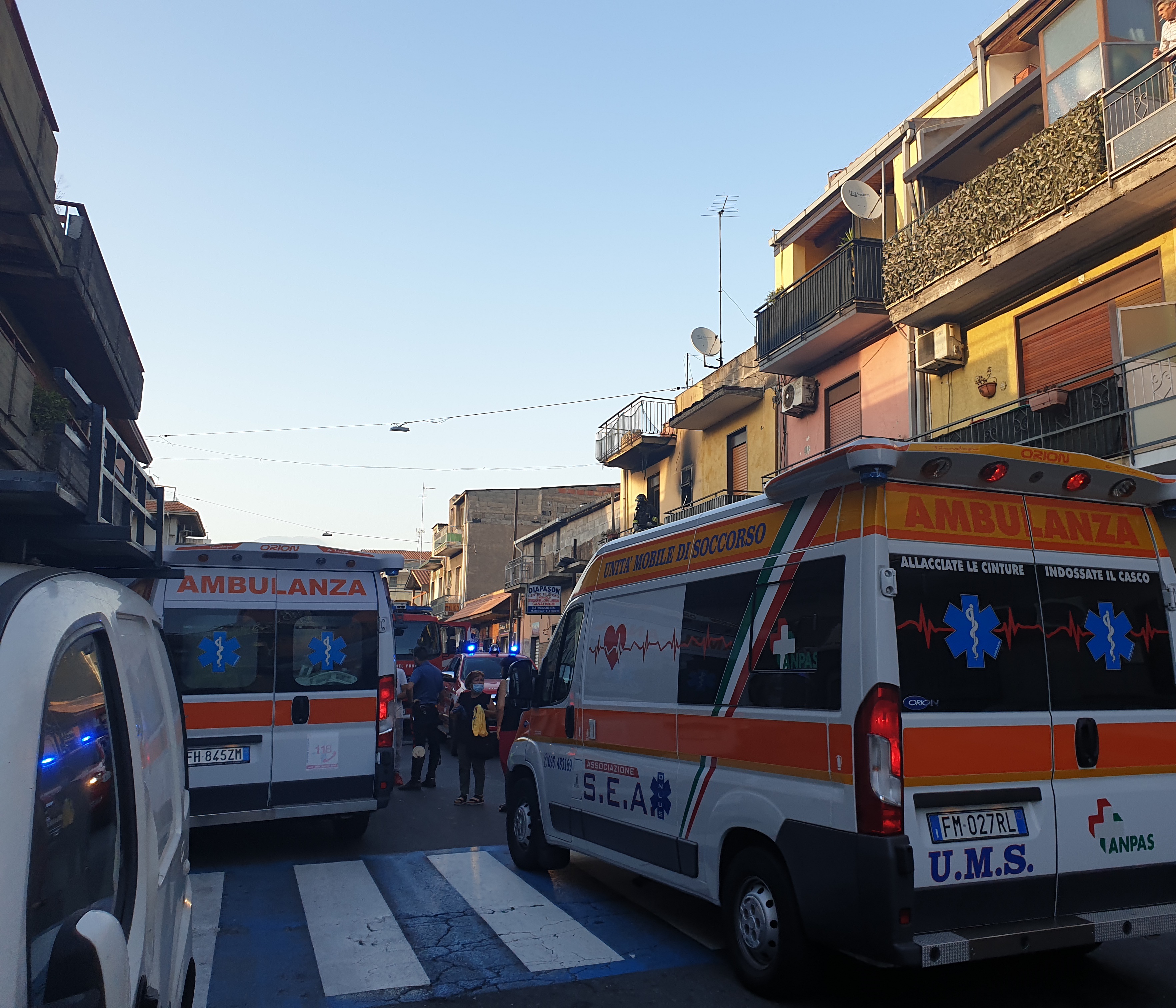 INCENDIO IN CASA A PIANO TAVOLA: 7 INTOSSICATI TRA CUI UNA DONNA INCINTA