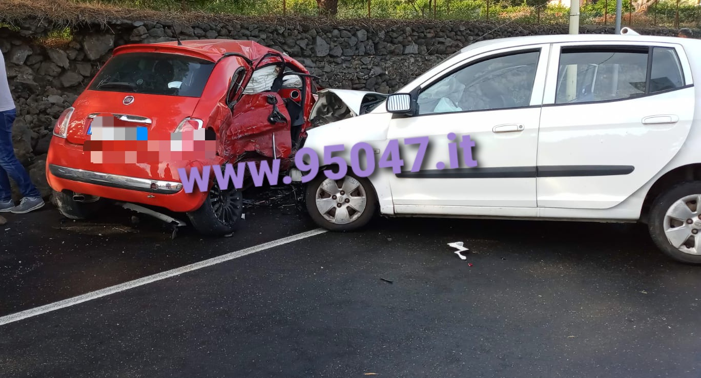 VIAGRANDE: SCONTRO TRA DUE AUTO: 5 FERITI, UNO IN GRAVISSIME CONDIZIONI