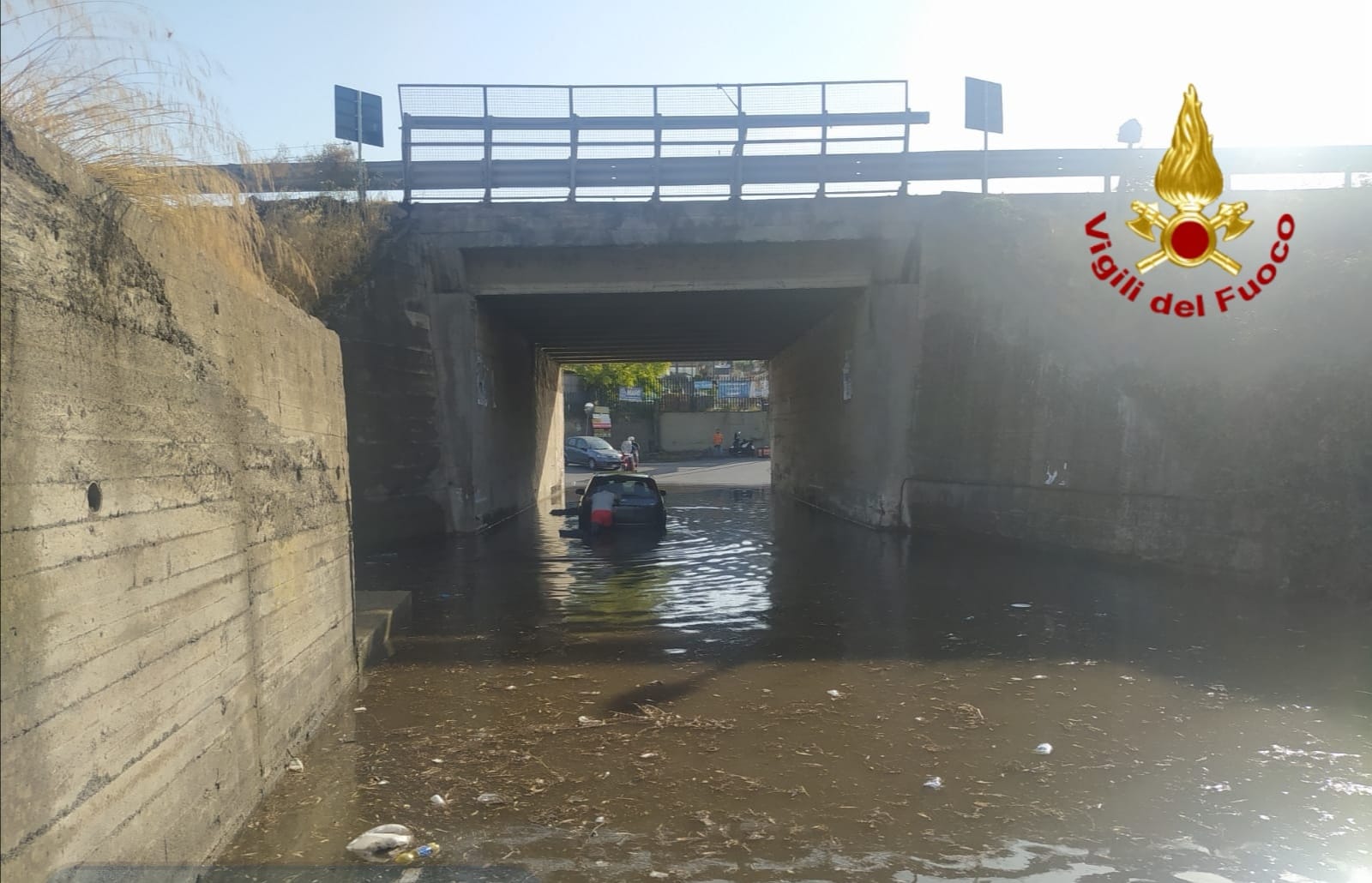 I SOMMOZZATORI SALVANO UN RAGAZZO INTRAPPOLATO NELL'AUTO A PIANO TAVOLA