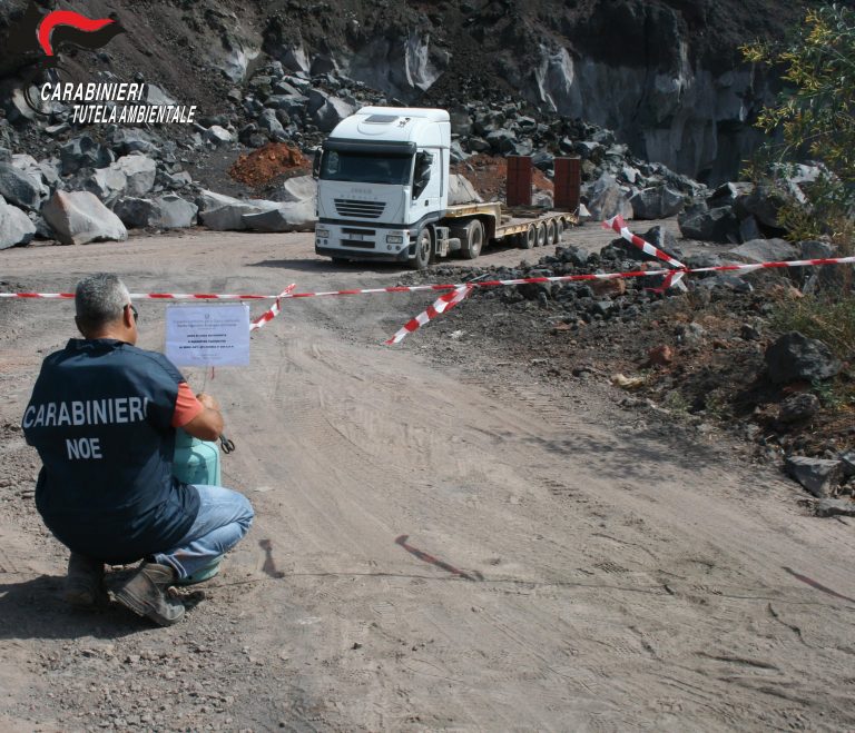 SCOPERTA CAVA ABUSIVA A BELPASSO  , DENUNCE E SEQUESTRI