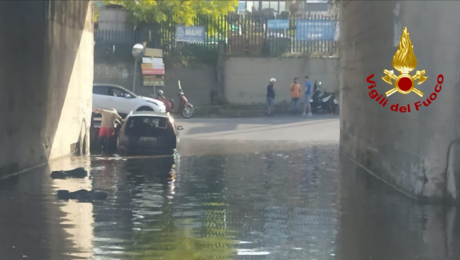 I SOMMOZZATORI SALVANO UN RAGAZZO INTRAPPOLATO NELL'AUTO A PIANO TAVOLA
