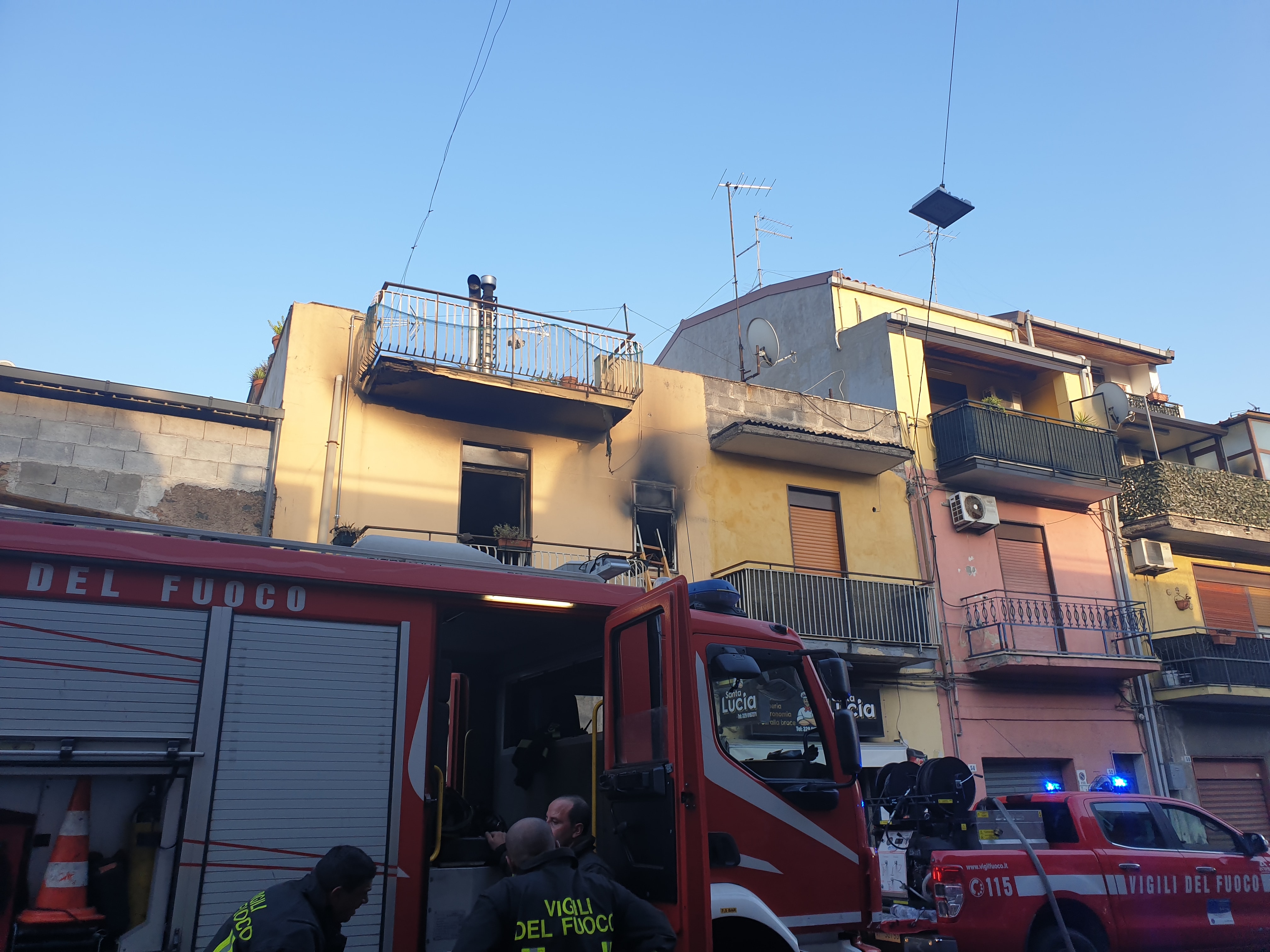 INCENDIO IN CASA A PIANO TAVOLA: 7 INTOSSICATI TRA CUI UNA DONNA INCINTA