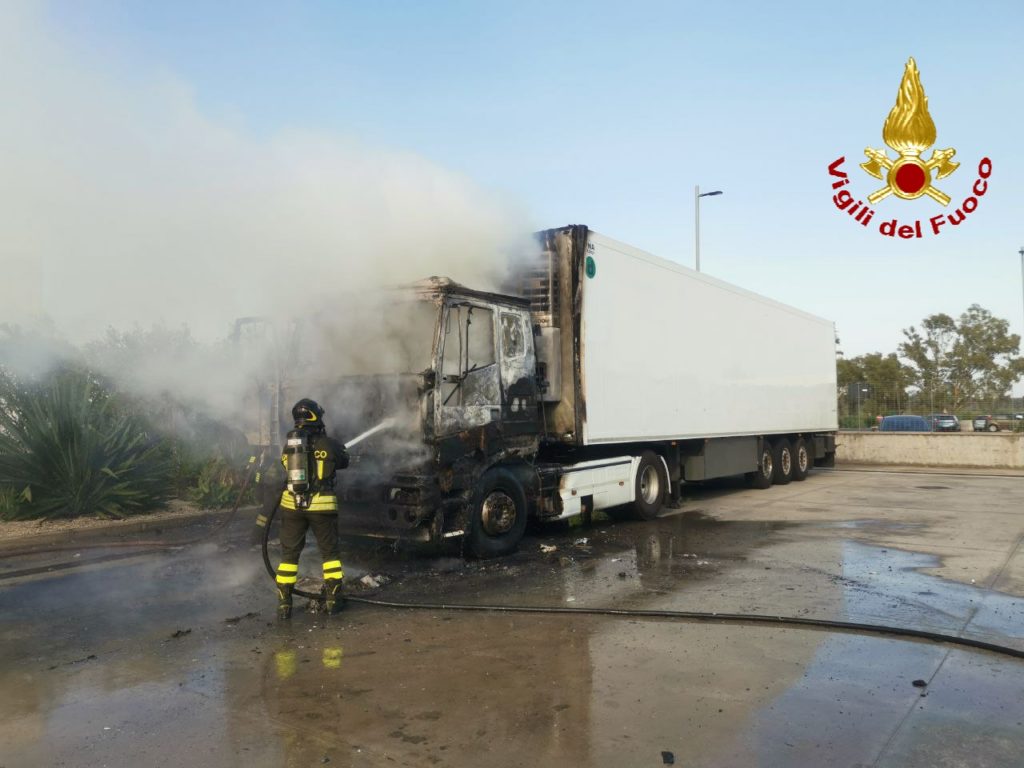 AUTOARTICOLATO IN FIAMME SULLA SS114