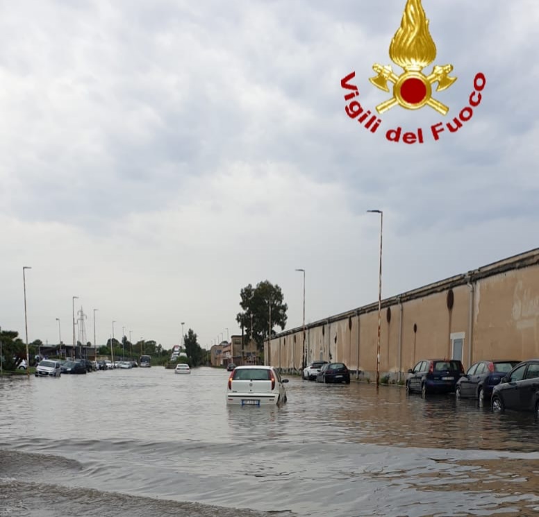 Maltempo in provincia di Catania, allagamenti e auto in panne