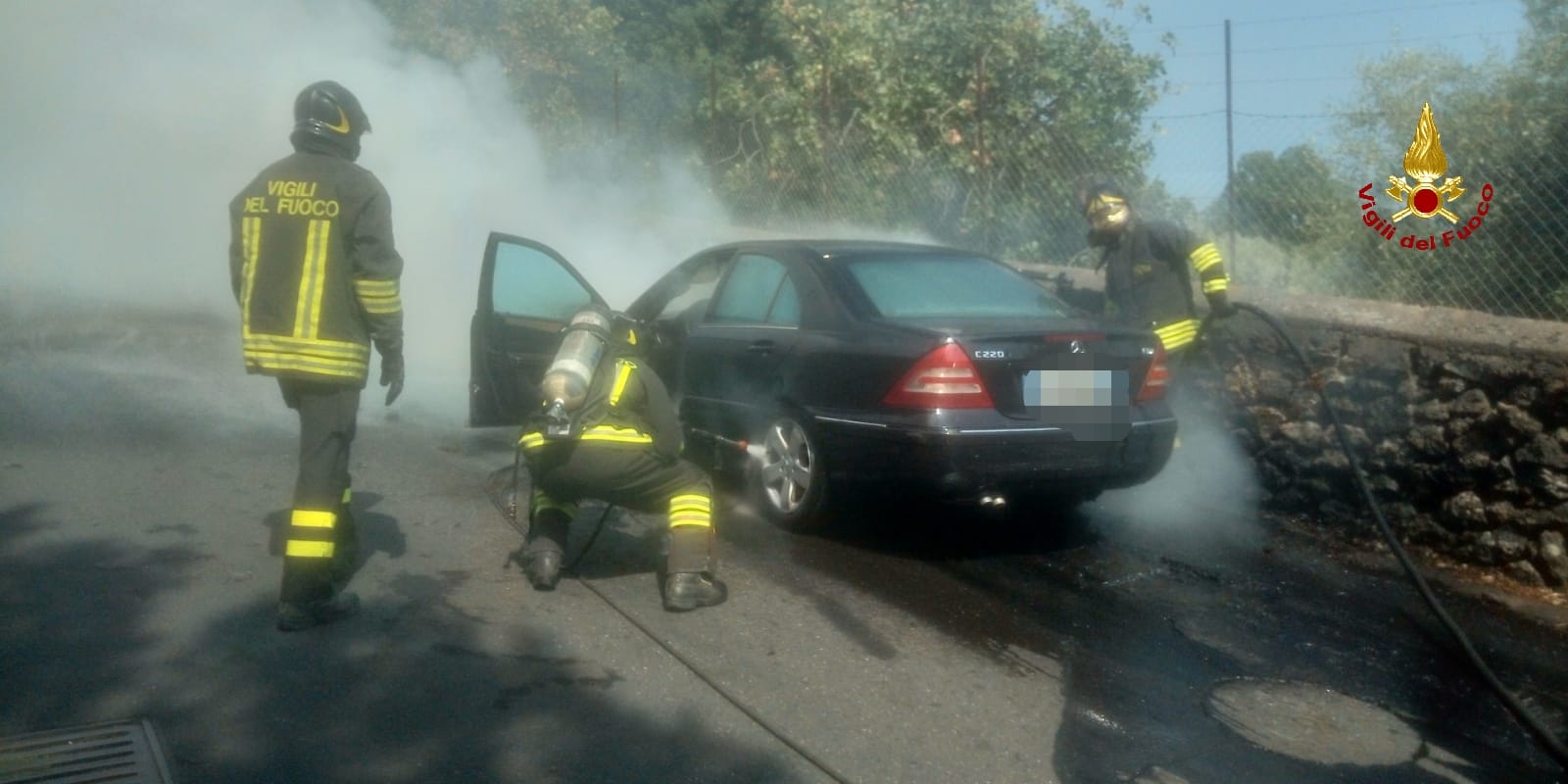 AUTO A FUOCO IN VIA CANFARELLA A RAGALNA NEL POMERIGGIO