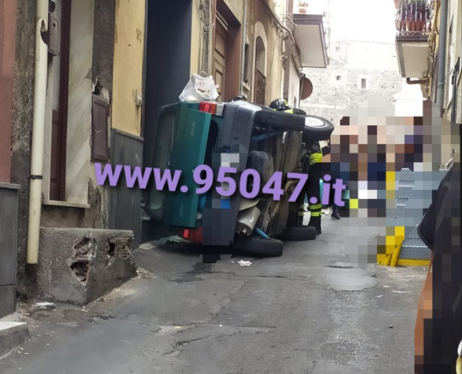 AUTO SI RIBALTA SU UN LATO IN VIA DUCA DEGLI ABRUZZI A PATERNO', FERITO