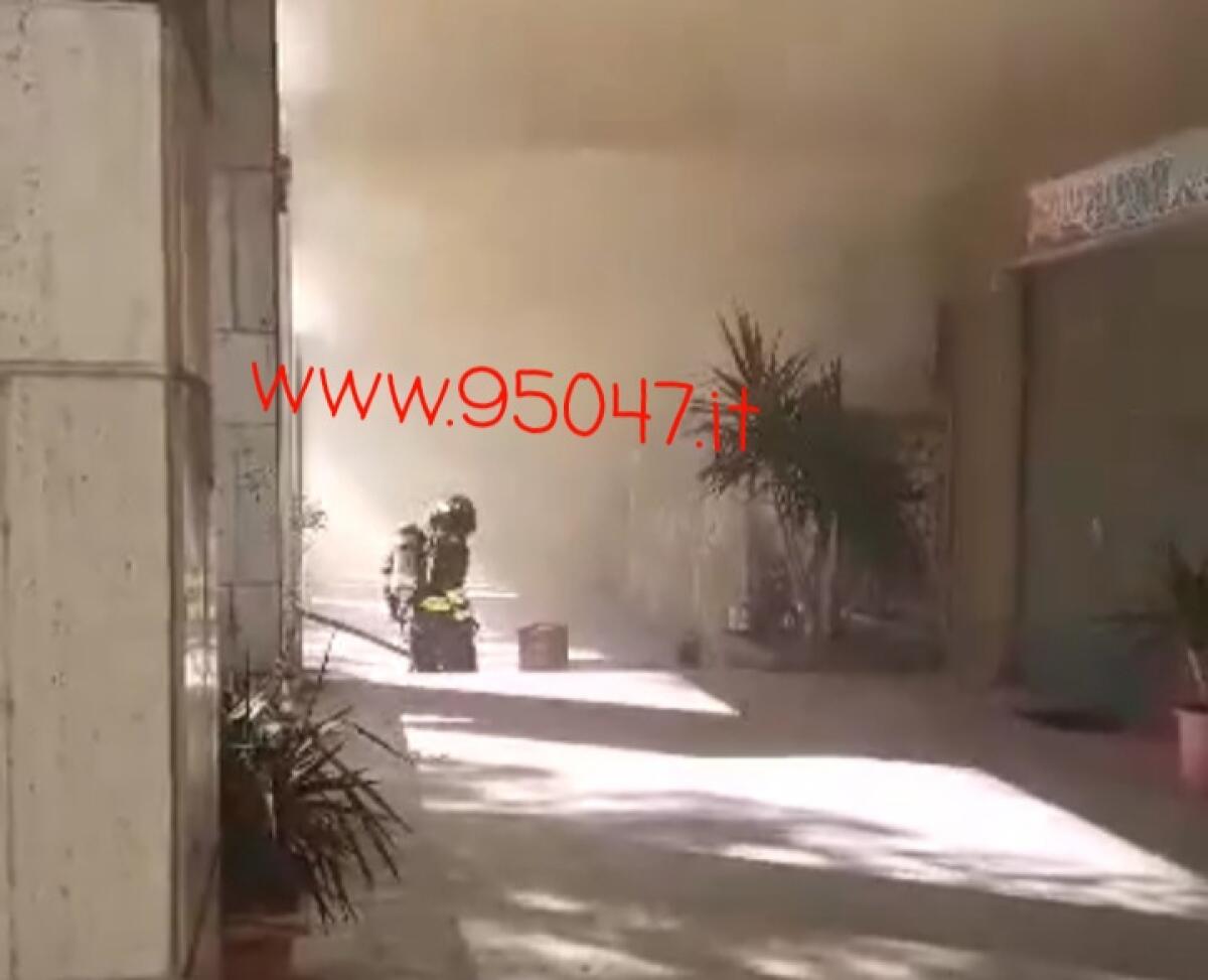 PATERNO': INCENDIO AL CORSO DEL POPOLO, INTERVENTO DEI VVF - 