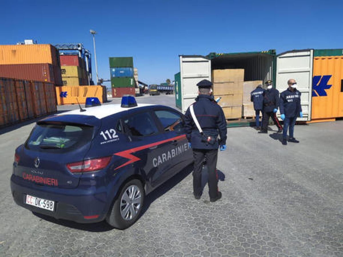 MAXI SEQUESTRO DI MASCHERINE E GUANTI, NON IDONEI FORNITI AGLI OSPEDALI - 