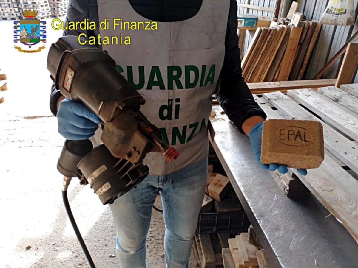 CATANIA: INDIVIDUATE 4 FABBRICHE DEL FALSO DI PELLET E BANCALI IN CUI OPERAVANO LAVORATORI IN NERO PERCETTORI DEL REDDITO DI CITTADINANZA. - 