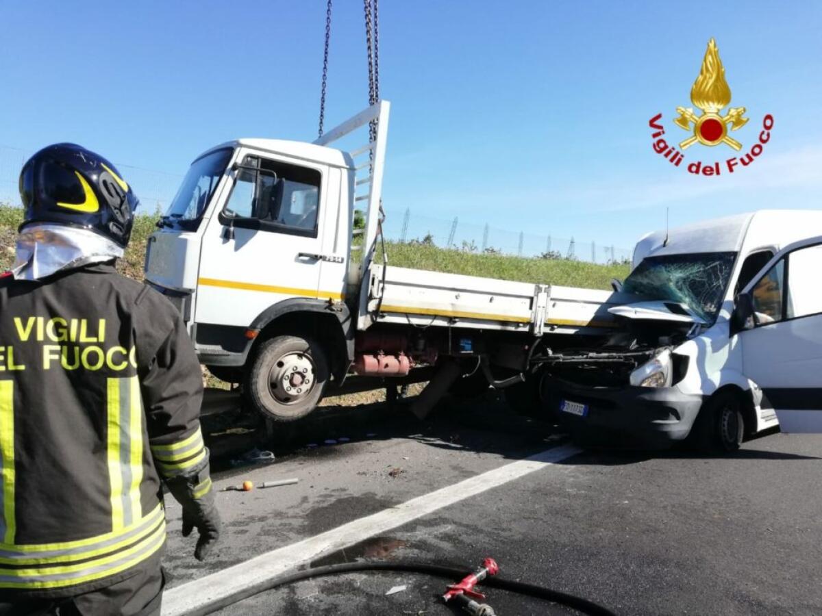 CAMIONISTA IN PANNE SULL'A19 TRAVOLTO DA FURGONE NEI PRESSI DELLO SVINCOLO DI MOTTA SANT'ANASTASIA, TRANCIATE LE GAMBE - 