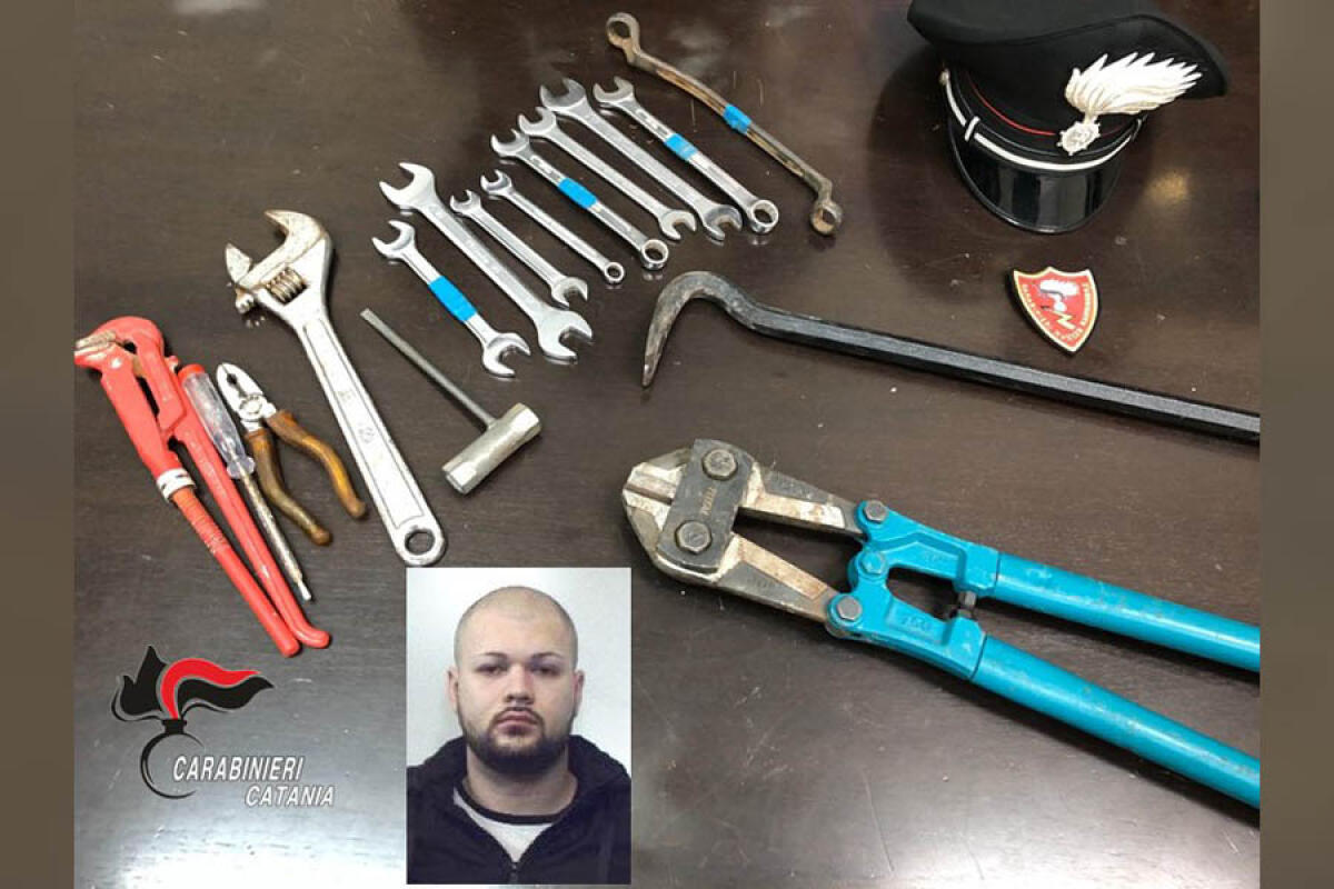 PATERNÒ, EVADE DAI DOMICILIARI IN CERCA DI UN “LAVORETTO”: ARRESTATO DOPO UN BREVE INSEGUIMENTO - 