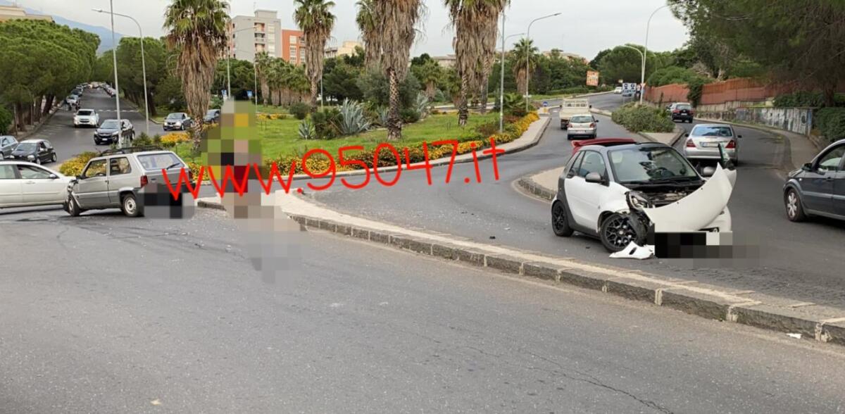 PATERNÒ: VIOLENTO  SCONTRO TRA DUE AUTOVETTURE ALLA ROTONDA DEL CORSO ITALIA - 