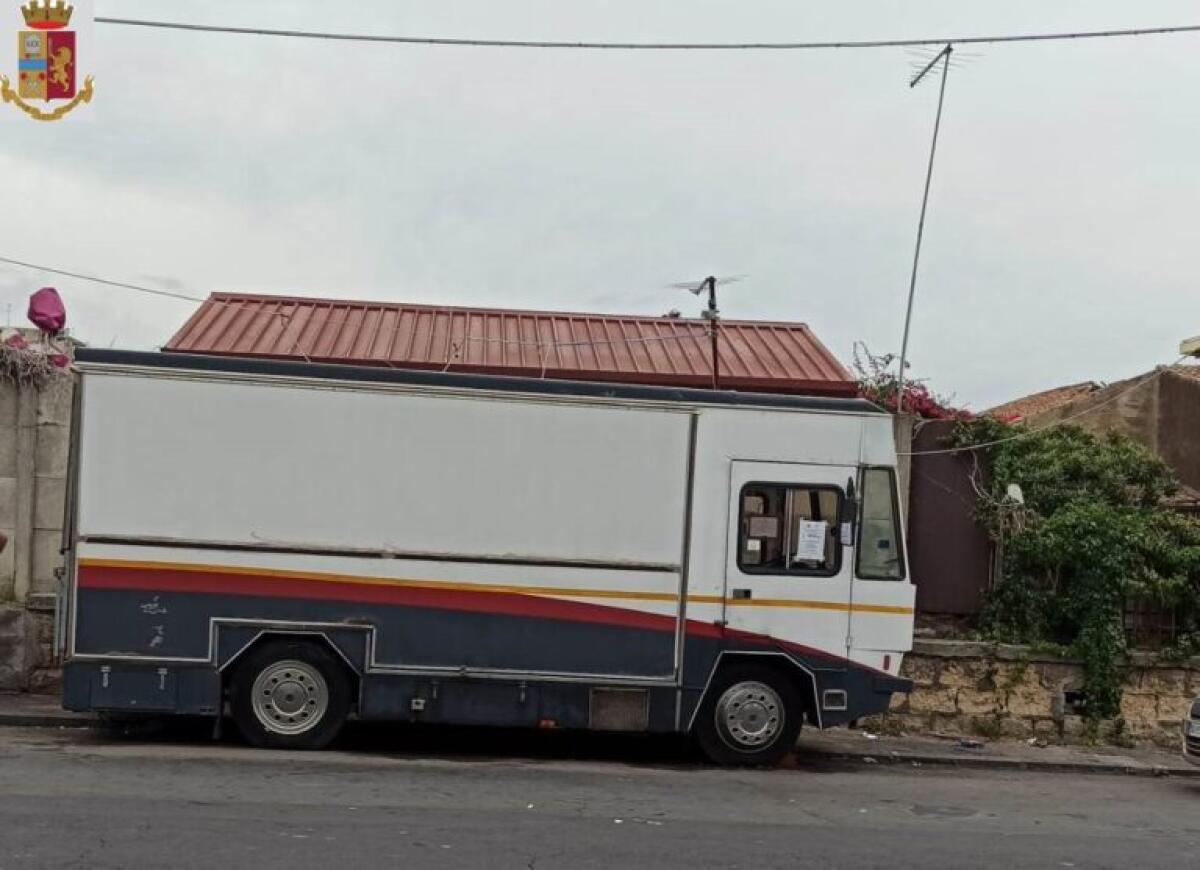 CATANIA: VENDEVA PANINI SENZA L’AUTORIZZAZIONE, SEQUESTRATO “CARROZZONE” - 