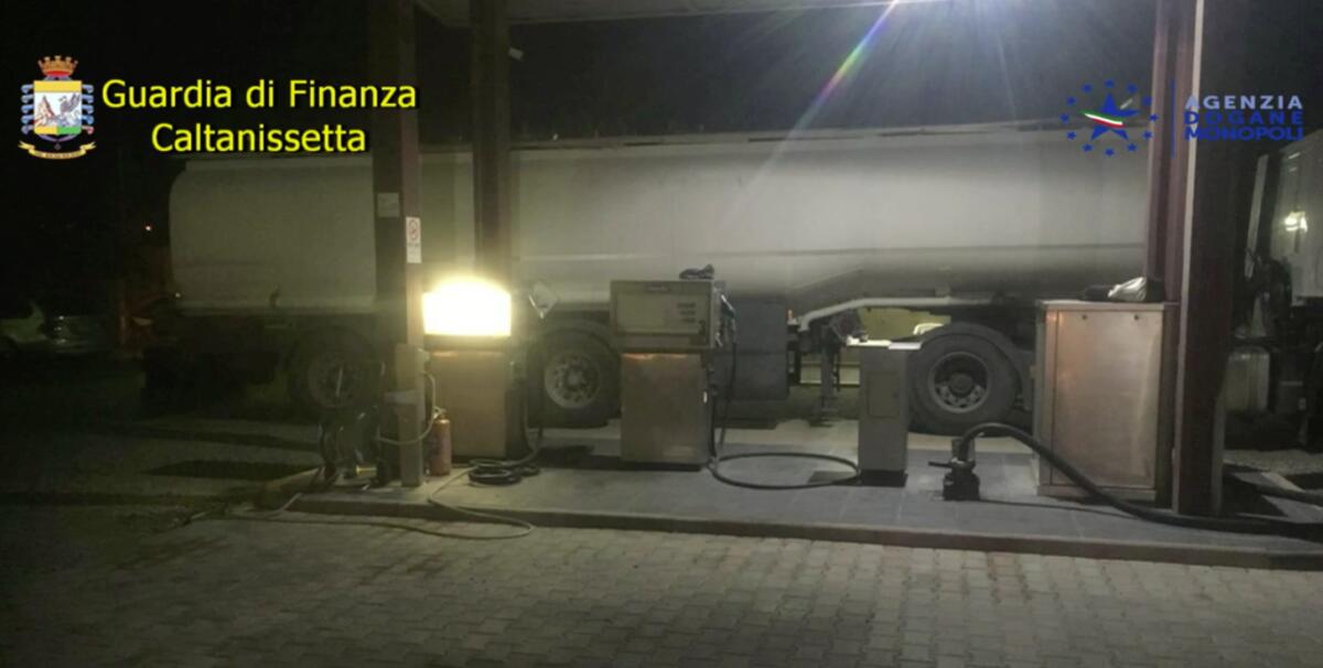 ACQUARAGIA PER DILUIRE IL CARBURANTE, TRUFFA SCOPERTA DALLA GDF. COINVOLTA AZIENDA DI MISTERBIANCO - 