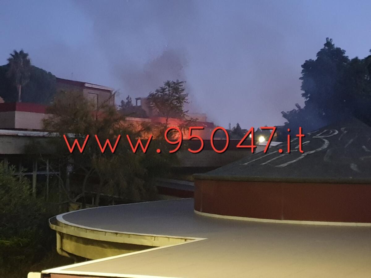 INCENDIO SCUOLA “DON MILANI” PATERNÒ: GRUPPO CONSILIARE M5S CHIEDE PIÙ SICUREZZA. - 