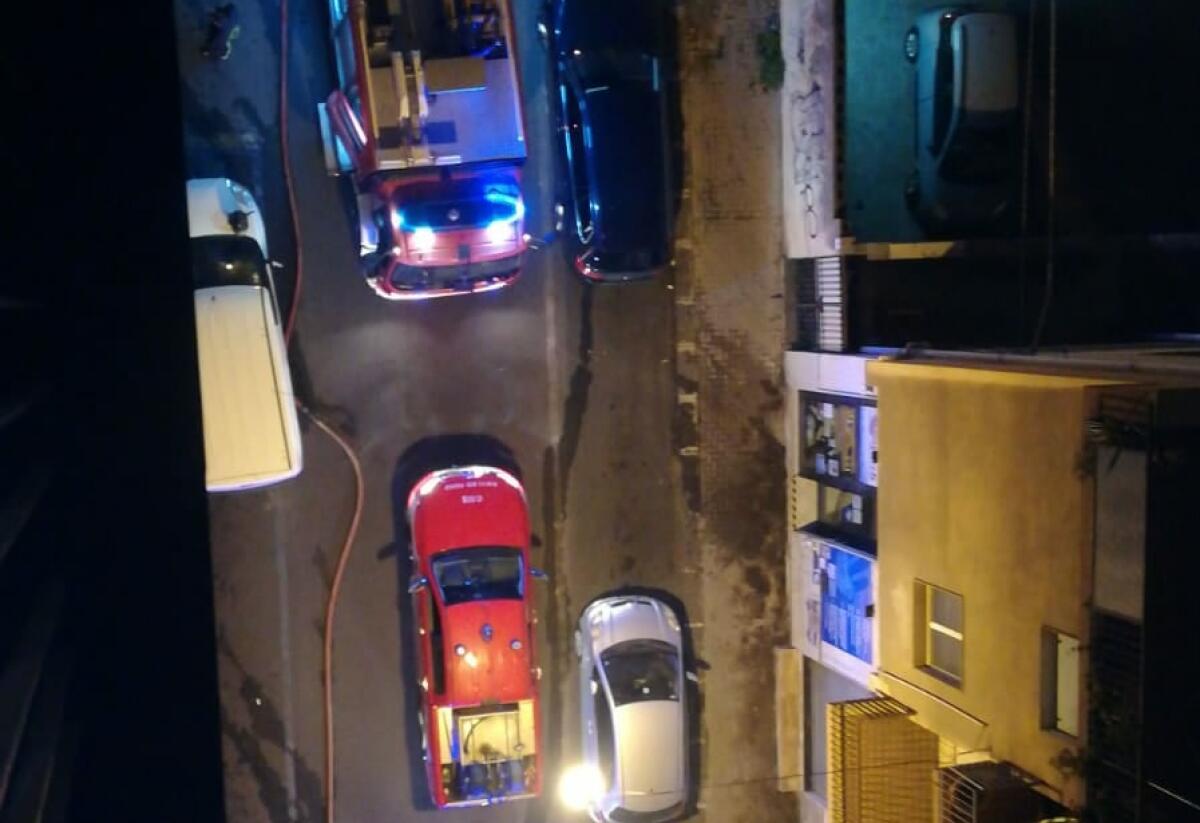 INCENDIO NELLA NOTTE IN UNA ABITAZIONE AD ACIREALE, INTOSSICATI  DUE BAMBINI - 