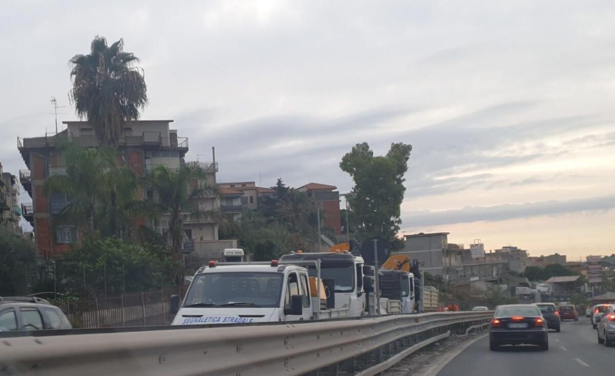 CONTINUANO I LAVORI SULLA SS121 , LUNGHE CODE IN ENTRAMBE LE  DIREZIONI - 