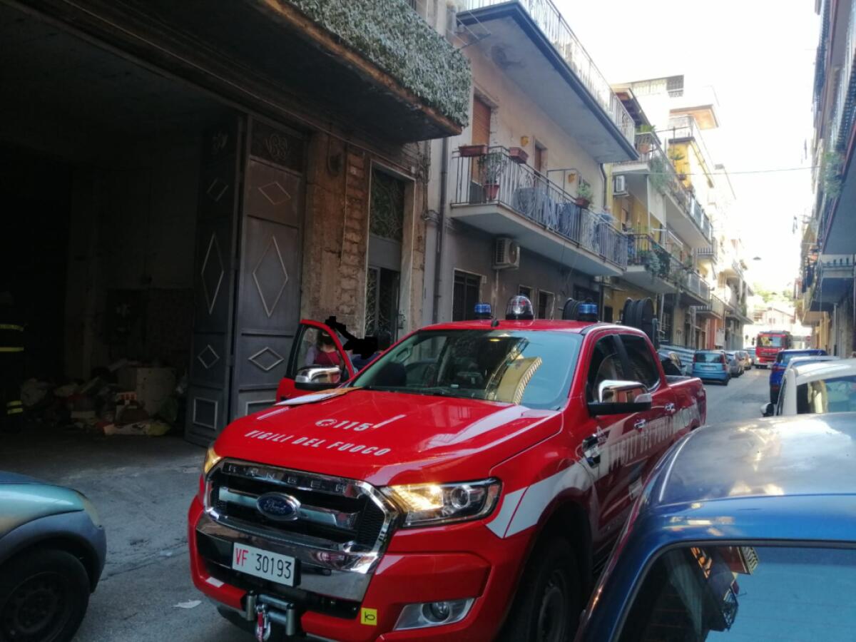 PATERNÒ  CORTOCIRCUITO NEL GARAGE,  INTERVENGO I VIGILI DEL FUOCO - 