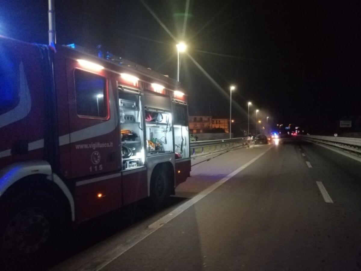 PAURA NELLA NOTTE SULLA SS121, AUTO PRENDE FUOCO - 