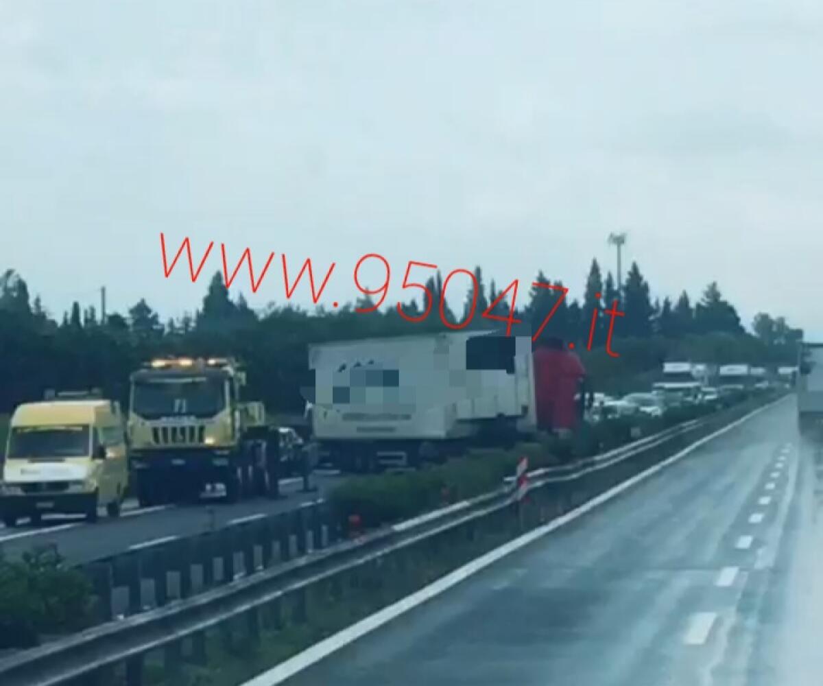 INCIDENTE SUL'A19 A MOTTA SANT'ANASTASIA, SCONTRO AUTO- MEZZO PESANTE, FERITO L'AUTISTA - 