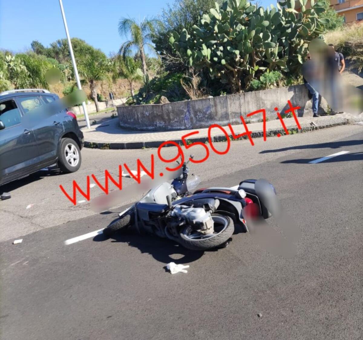 SCONTRO AUTO MOTO IN VIA NAZARIO SAURO, FERITO RAGAZZO - 