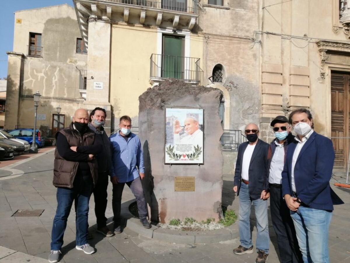 RICOLLOCATA L’EFFIGE DI PAPA GIOVANNI PAOLO II IN PIAZZA SANTA BARBARA - 