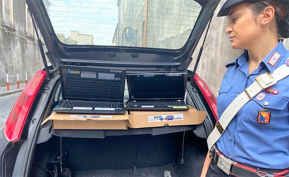 CATANIA. VENDEVA COMPUTER RUBATI IN PIAZZA STESICORO: DENUNCIATO - 