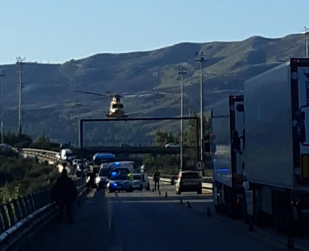 AUTO CONTRO MURO SULLA PALERMO-CATANIA: A BORDO DUE PARROCI, UNO È IN GRAVI CONDIZIONI - 