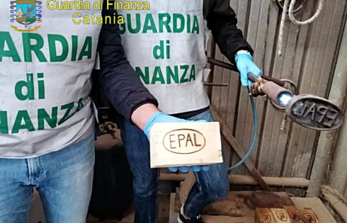 CATANIA: INDIVIDUATE 4 FABBRICHE DEL FALSO DI PELLET E BANCALI IN CUI OPERAVANO LAVORATORI IN NERO PERCETTORI DEL REDDITO DI CITTADINANZA.