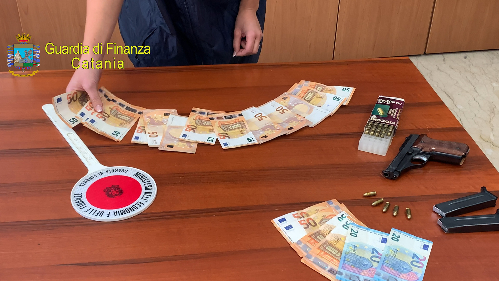 CATANIA PRESTITI A TASSI USURARI A COMMERCIANTI IN CRISI, ARRESTATO STROZZINO