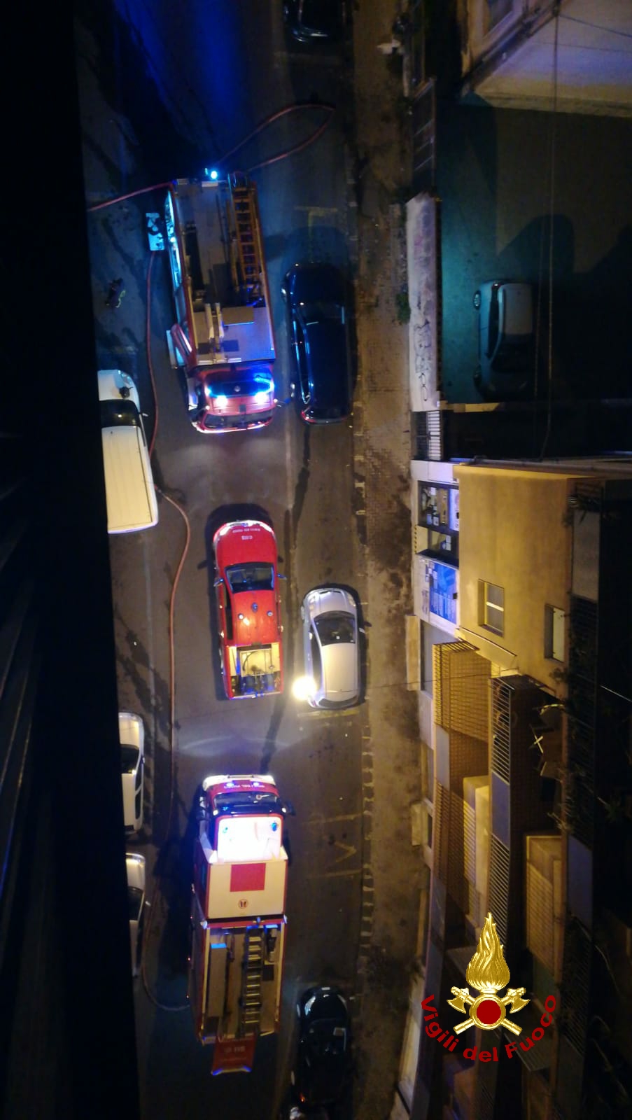 INCENDIO NELLA NOTTE IN UNA ABITAZIONE AD ACIREALE, INTOSSICATI  DUE BAMBINI